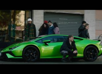 Η Lamborghini σώζει κουρείο για τα «Χρόνια Πολλά» (+video)