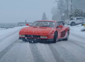 Ferrari Testarossa ζωγραφίζει στα χιόνια (+video)