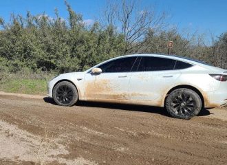 Το σηκωμένο Tesla Model 3 που πάει παντού