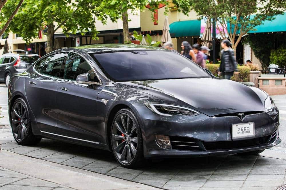 Ιδιοκτήτης Tesla: «Πάρτε βενζίνη καλύτερα!»
