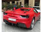 Τουρίστας πάρκαρε τη Ferrari του σε ιστορικό μνημείο