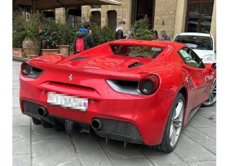 Τουρίστας πάρκαρε τη Ferrari του σε ιστορικό μνημείο