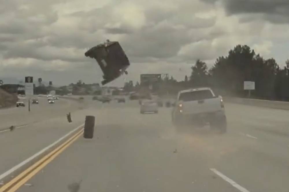 Αδιανόητο ατύχημα από αδέσποτο τροχό! (+video)