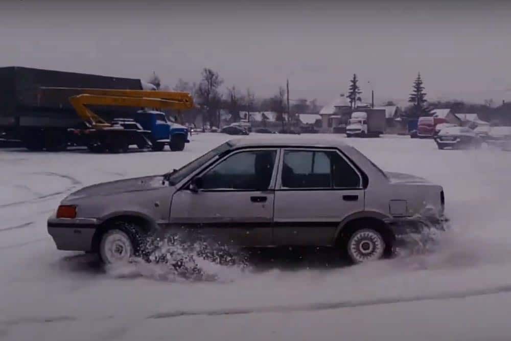 Παιχνίδια στο χιόνι με Nissan Sunny 4WD N13 (+video)