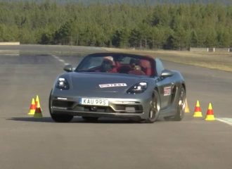 «Καρφωμένη» η Porsche Boxster στον τάρανδο (+video)