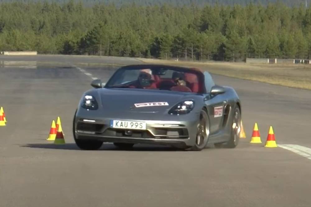 «Καρφωμένη» η Porsche Boxster στον τάρανδο (+video)