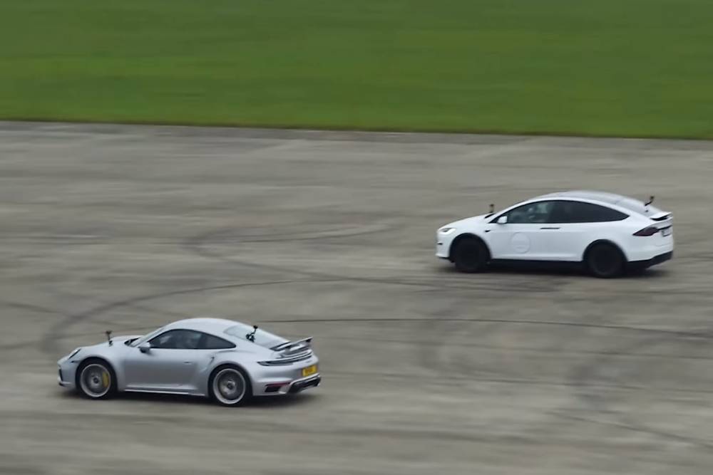 H Porsche 911 Turbo S «κόβει το ρεύμα» στο Model X Plaid (+video)