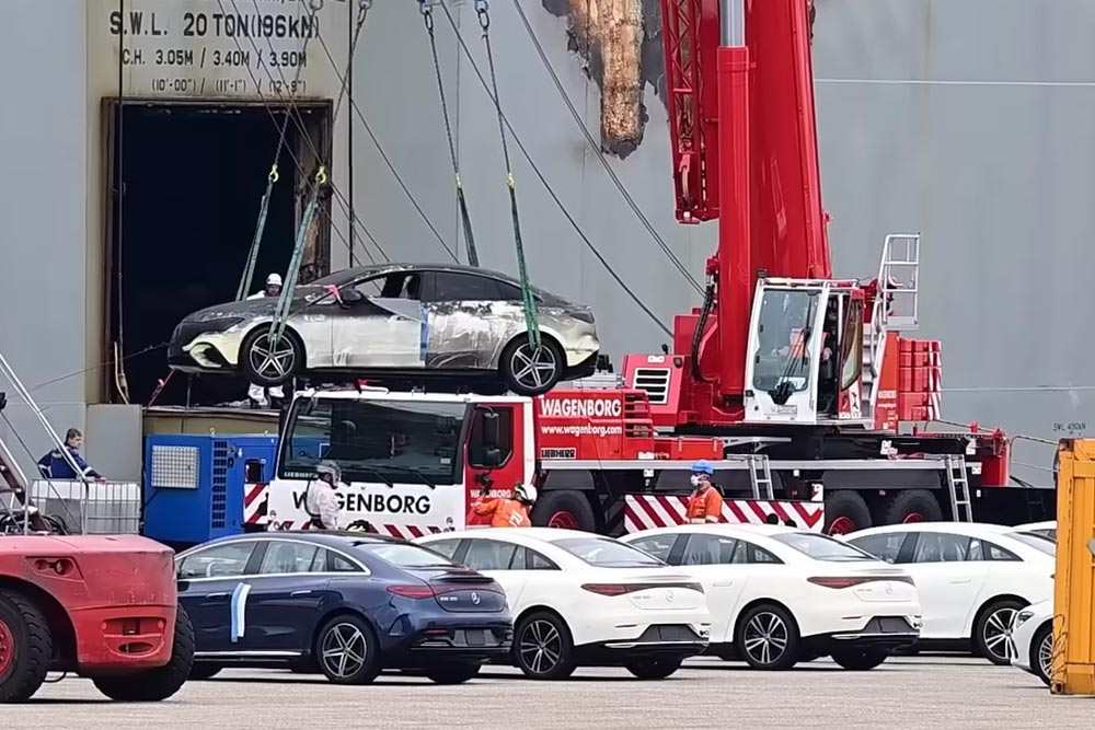 Mercedes EQE σώζονται από το καμένο πλοίο (+video)