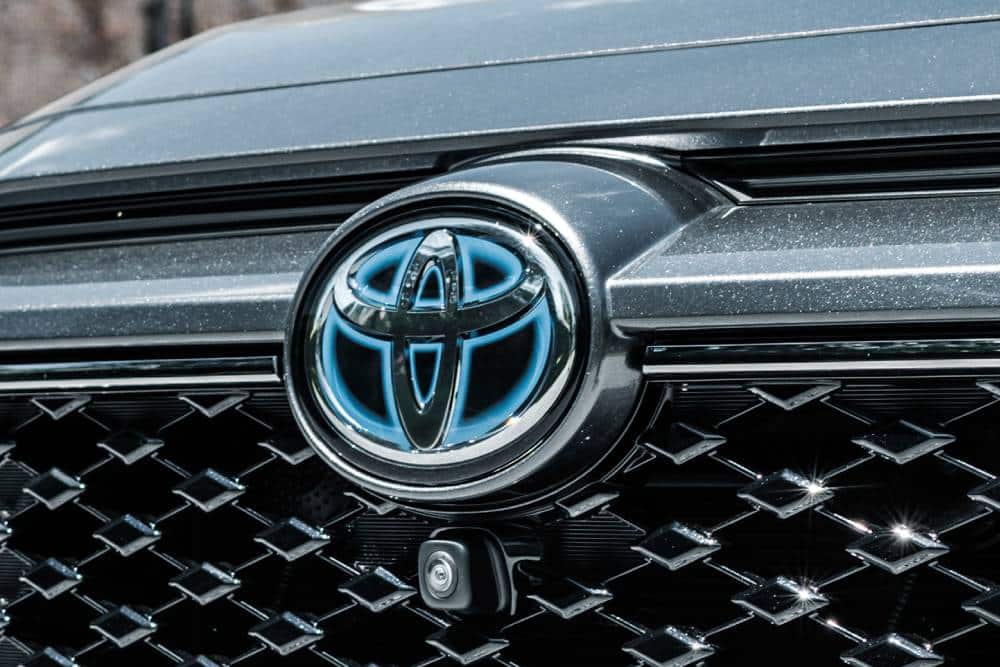 Η Toyota αλλάζει το σήμα της με μια… τελεία